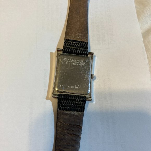 Vintage Bulova leather band quartz tank wristwatch, new battery main image 7